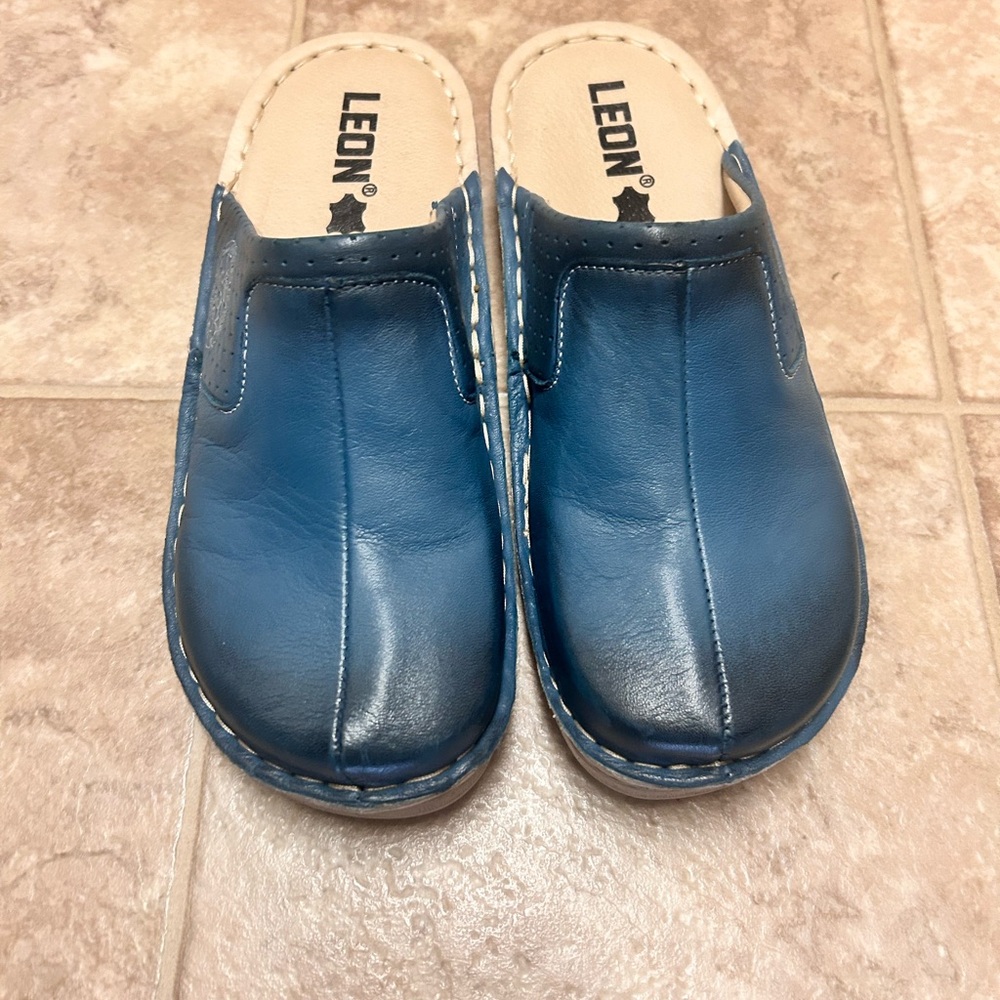 Leon Leather European Clogs
Size 8.5
Blue 
Designed for Comfort and Support